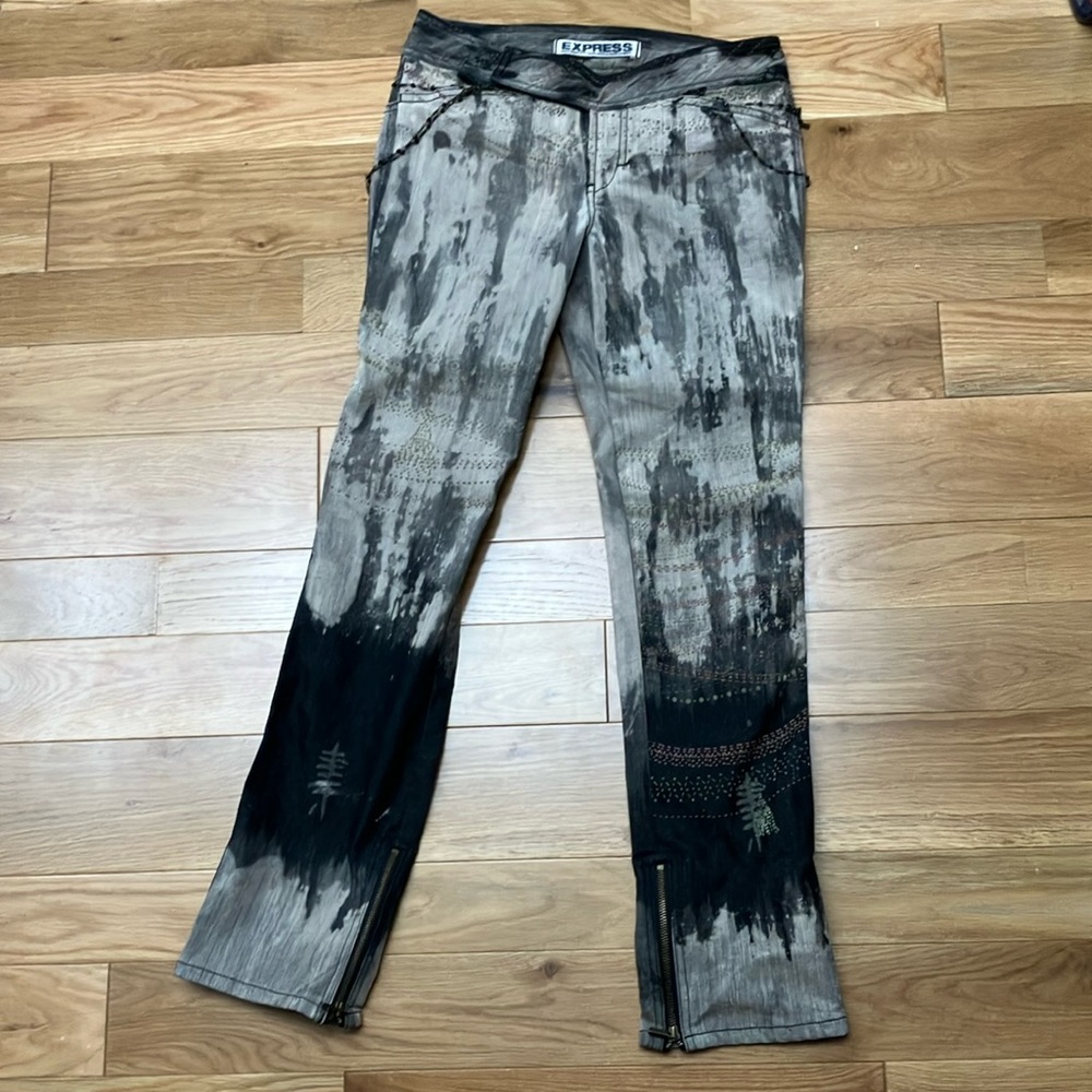 Express precision fit watercolor Black/Gray Women Jeans with hip jewelry sz 8